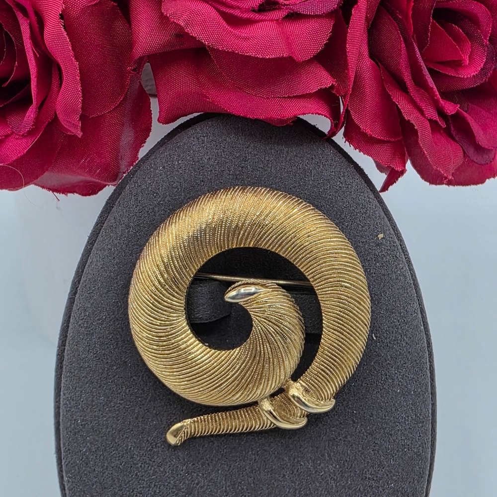Monet Vintage Gold Tone Spiral Swirl Textured Ribbed Brooch Pin Statement‎ Bold